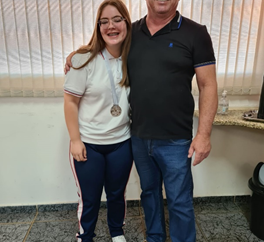 REPRESENTADA PELA ALUNA ISABELA LEME CRUZ  DO 9º ANO, A FEG É DESTAQUE, COM MEDALHA DE PRATA, NA OLIMPÍADA NACIONAL DE EFICIÊNCIA ENERGÉTICA (ONEE)